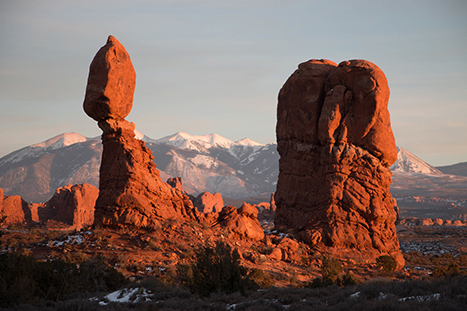 10 Best Hikes in Arches National Park That Lead to the Greatest Natural Arches in Utah 4 A rock appears balanced on a thin pillar. Balanced Rock is best hikes in Arches National Park and one of the most popular attractions in the park.