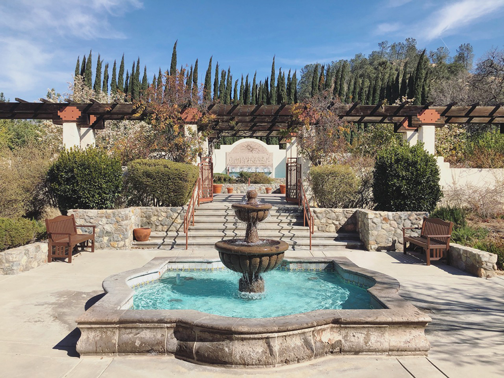 11-Day Southern California Road Trip: The Ultimate Itinerary 16 A fountain with blue water surrounded by beautiful gardens, seen on a southern California road trip