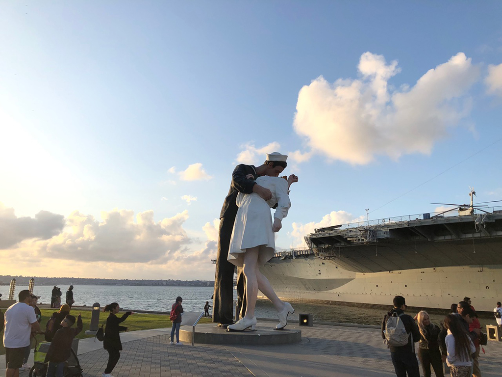 11-Day Southern California Road Trip: The Ultimate Itinerary 26 A statue of a man and a woman kissing, seen in San Diego on a southern California road trip