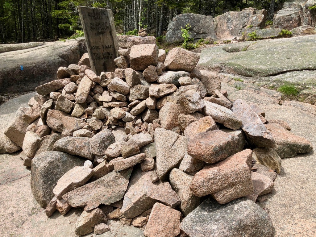 Des rochers empilés autour de la balise du sentier Beehive