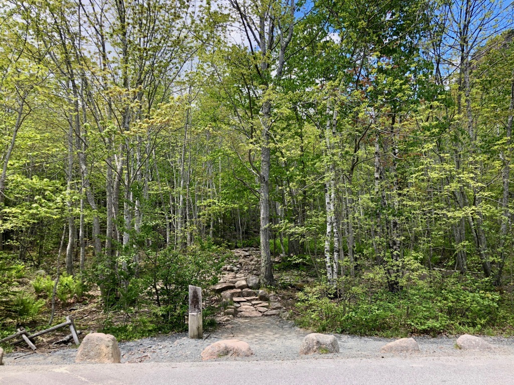 Beehive Trailhead-Schild an der Park Loop Road in Acadia