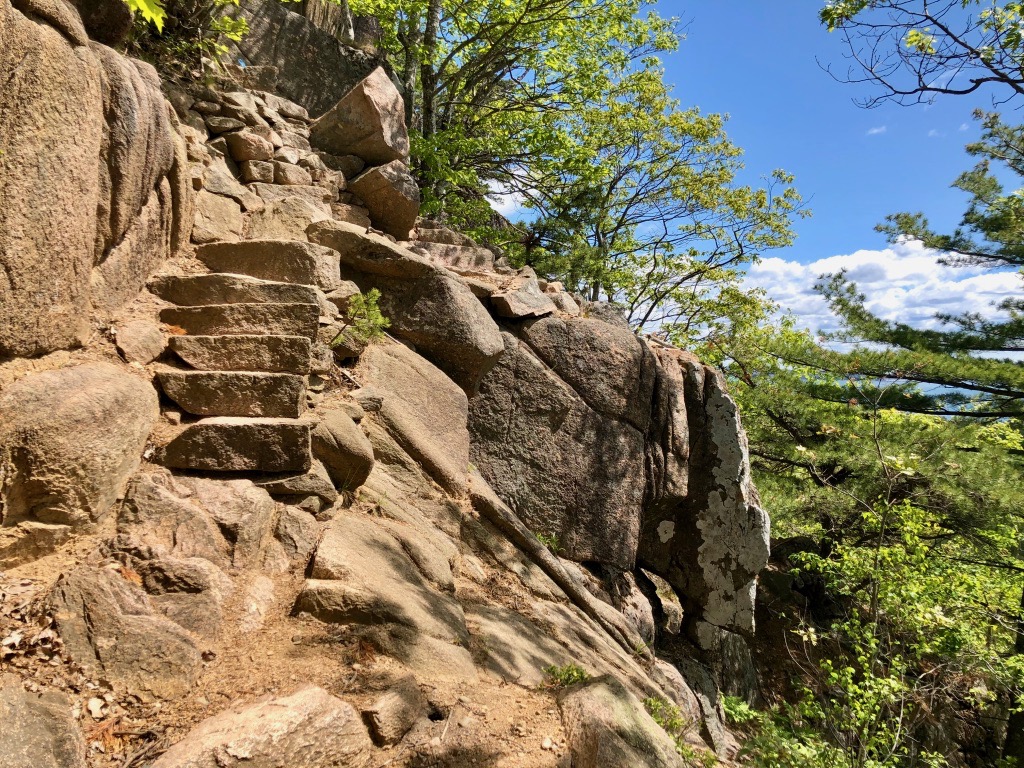 Escaliers de granit en haut d'une falaise