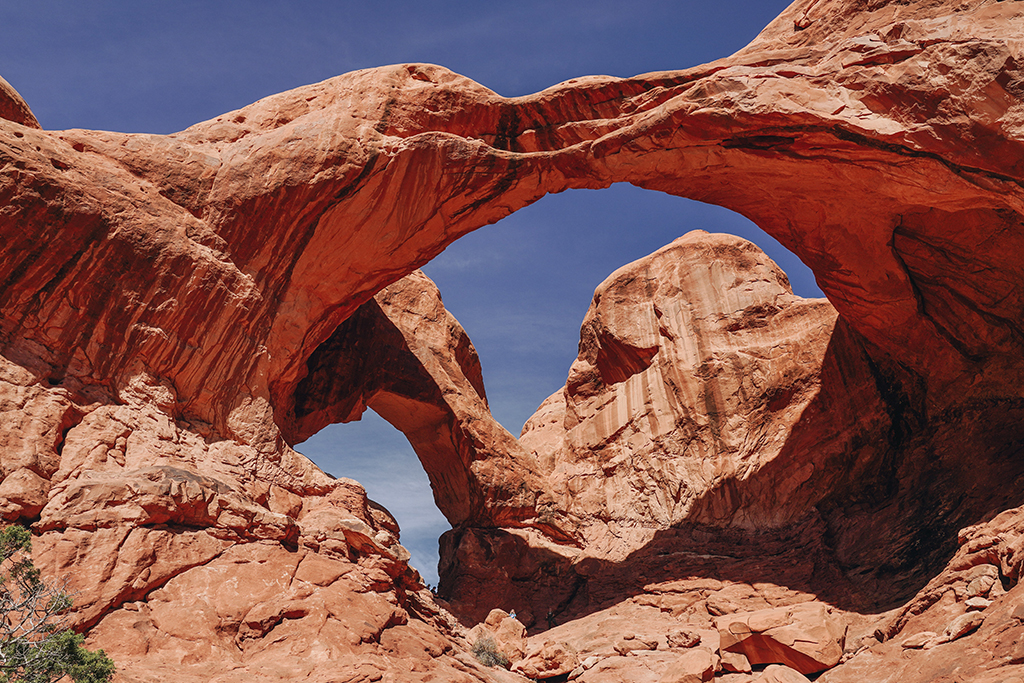 13 Unbelievable National Parks in Utah 4 Two rock arches form a figure 8 in Arches, one of the national parks in Utah