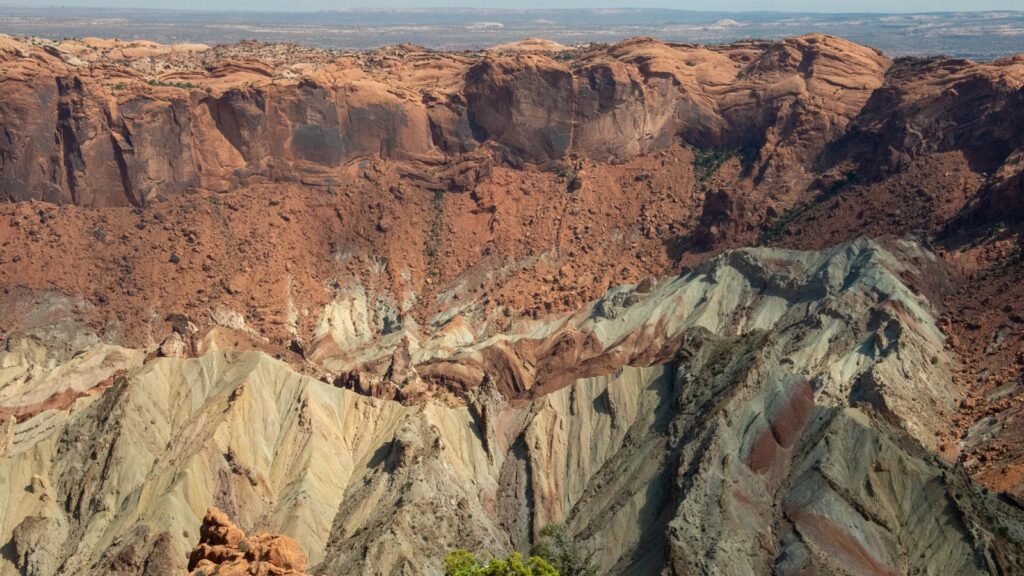 The 15 Best Hikes in Canyonlands National Park: A Comprehensive Guide 32 Gray rocks at the bottom of a red rim