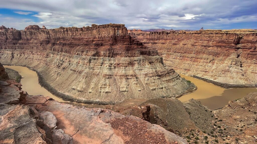 The 15 Best Hikes in Canyonlands National Park: A Comprehensive Guide 42 A river hugs a bend in a canyon