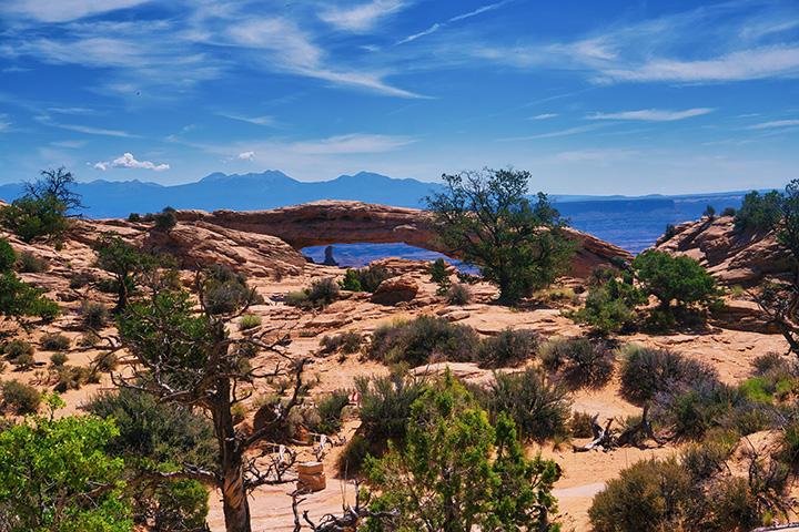 The 15 Best Hikes in Canyonlands National Park: A Comprehensive Guide 27 An arch frames the canyon and mountains beyond