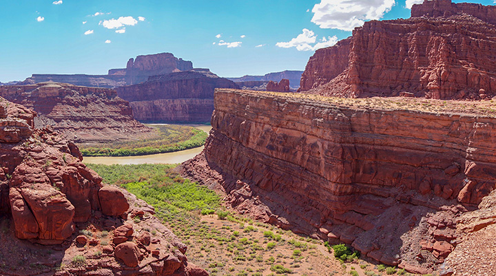 The 15 Best Hikes in Canyonlands National Park: A Comprehensive Guide 3 A river runs through a canyon