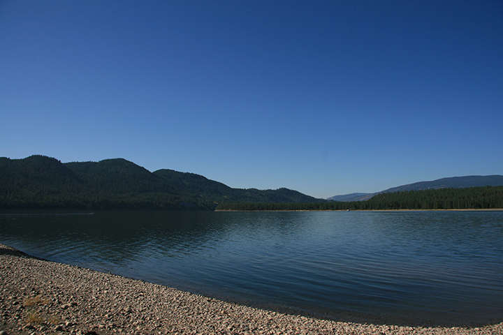 15 Wonderful National Parks in Washington 8 A rocky beach on a lakeshore